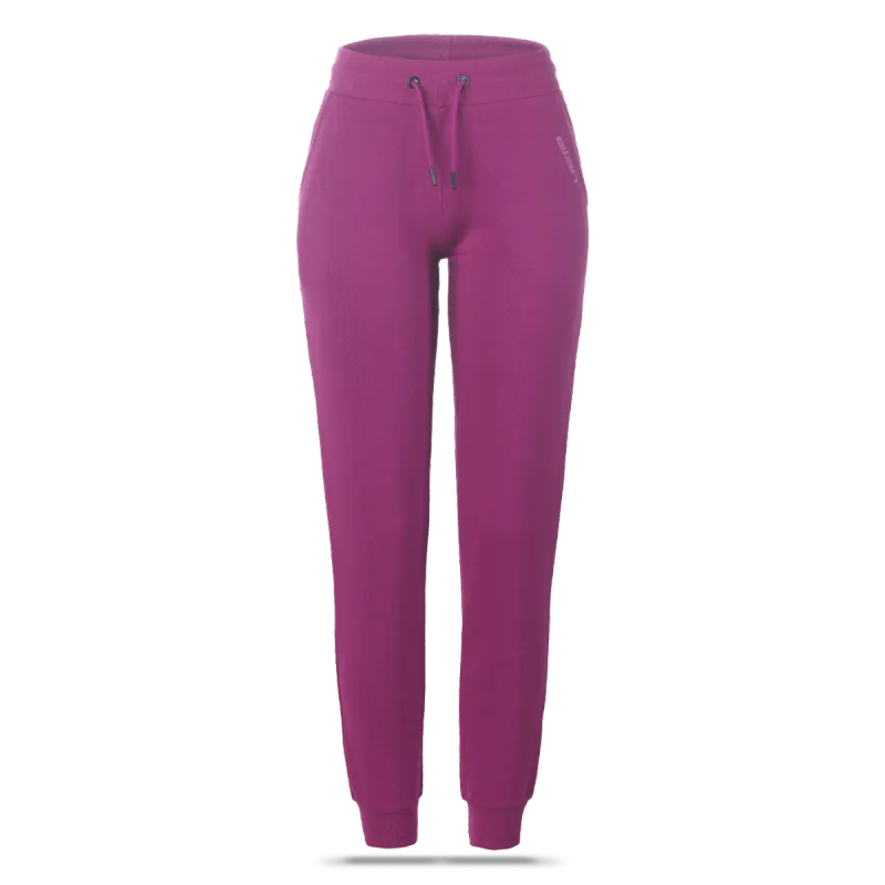 Ženske donje hlače trenirke ELAN LIFESTYLE BURGUNDY izrađene su od visokokvalitetnih materijala koji spajaju udobnost i trajnost. Sastoje se od mješavine 70% organskog pamuka i 30% poliestera, što osigurava mekoću, prozračnost i izdržljivost.